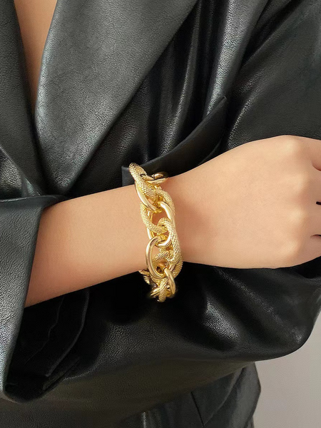 Punk-Inspired Exaggerated Threaded Bracelet HND7S5HNKN